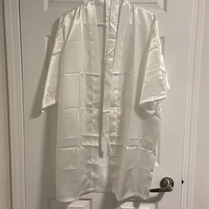 White Robe with belt 🌸🌸 New without tag🌸